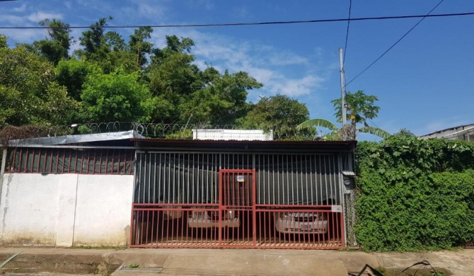 Hogar tico-estadounidense cerca de aeropuerto