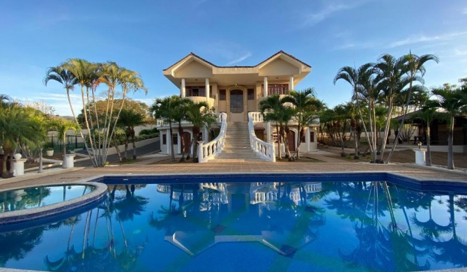 The Palms Villa Estate/ 32 miles from beach.