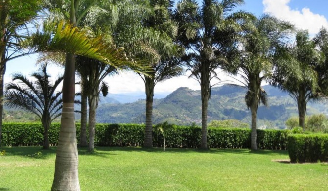 Villa de descaso en El Yas de Paraiso / Cartago