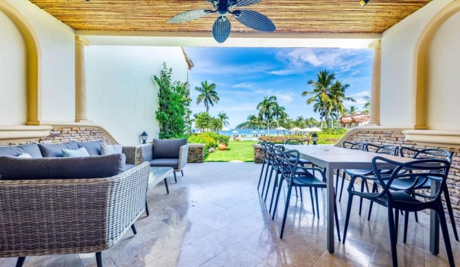 Exquisitely Adorned Luxury Unit Right on Flamingo Beach Sleeps 6