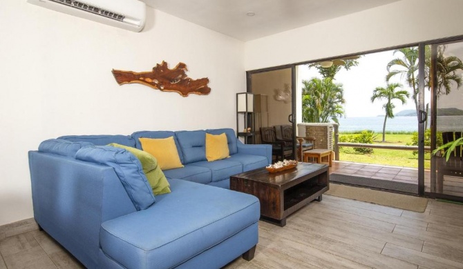 Newly Remodeled Ground-Floor Unit in Flamingo in Front of Beach