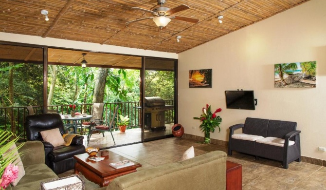 Bali inspired Casa Cascada w Jungle views Wi-Fi private pool ac