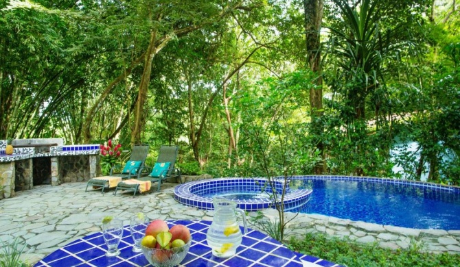 Toucan Villa Family home w Private Pool Garden AC