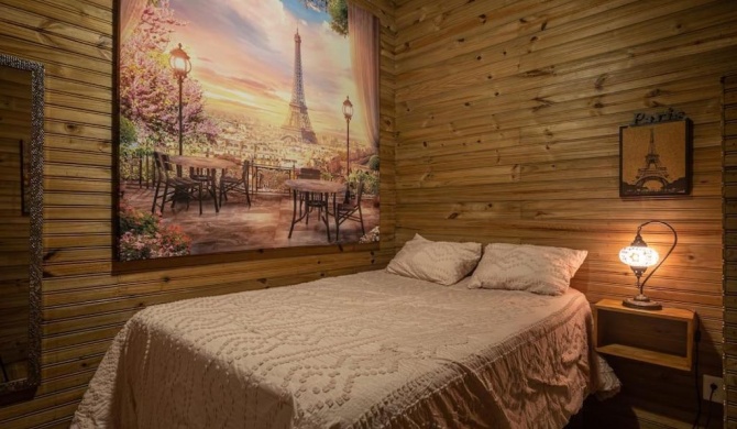 Paris Themed Cabin W/ 2-Bdrm, WiFi, A/C & Parking