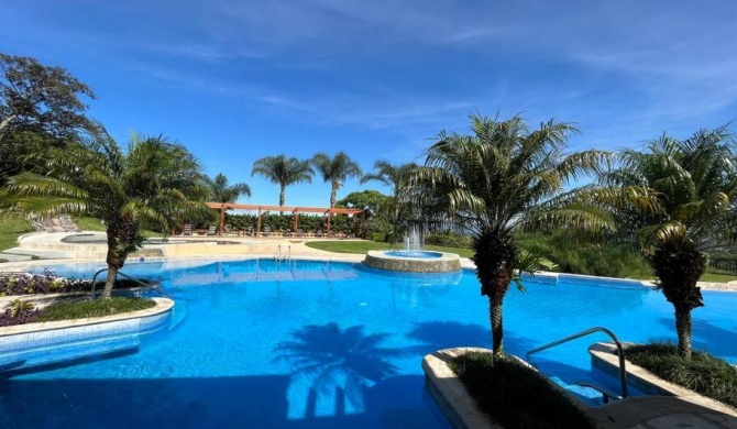 Modern 2 bed APT complex Pool,Tennis,Gym,FreeWiFi